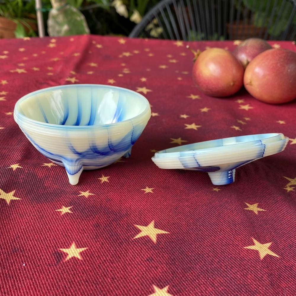 Vintage catch all, small container with lid - Picture 10 of 14